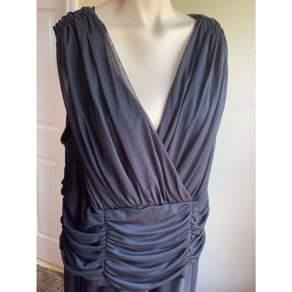 Plus size Black formal long sleeveless dress